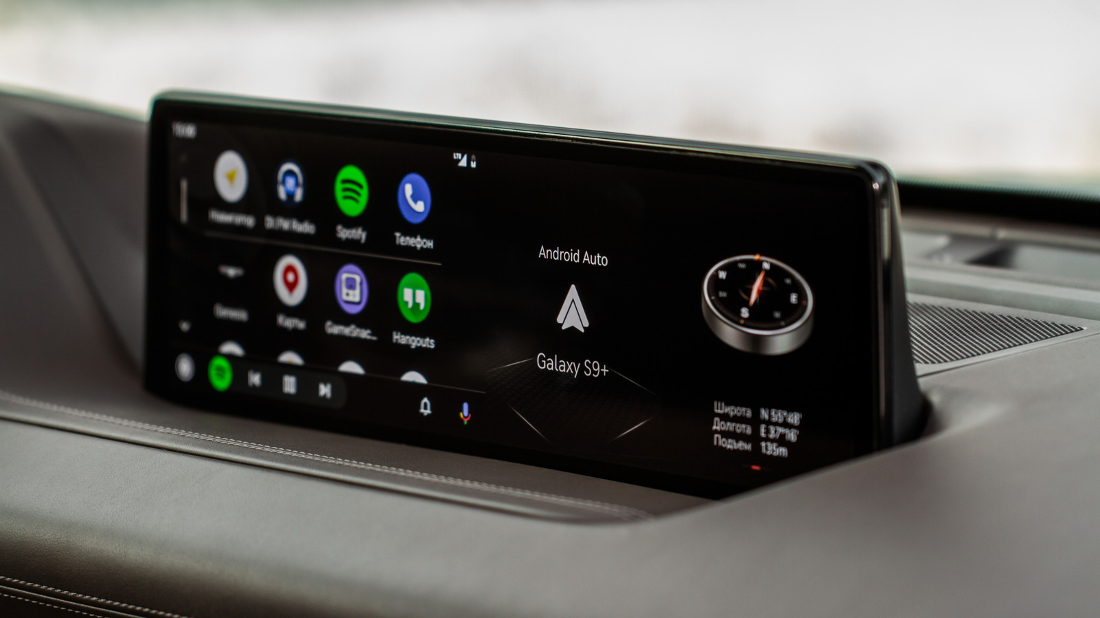 Android Auto vs. CarPlay: Open vs. Controlled Infotainment Ecosystems
